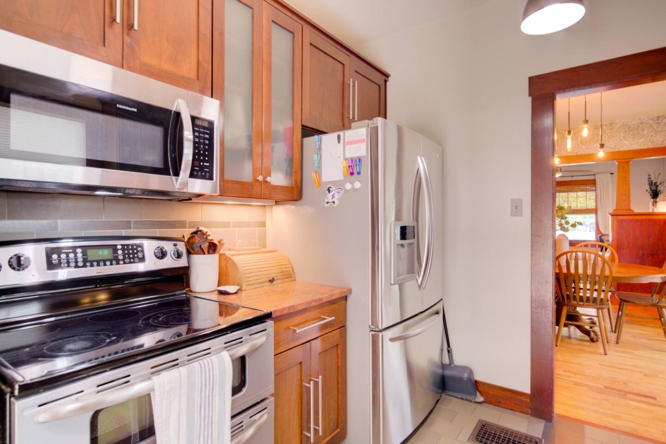Charming Bungalow 4bd/2ba, Huge Deck and Sunroom