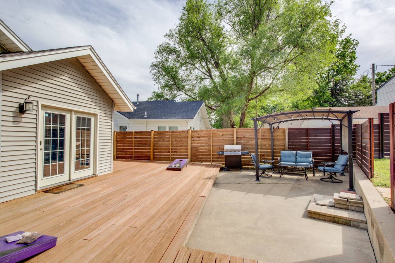 Charming Bungalow 4bd/2ba, Huge Deck and Sunroom