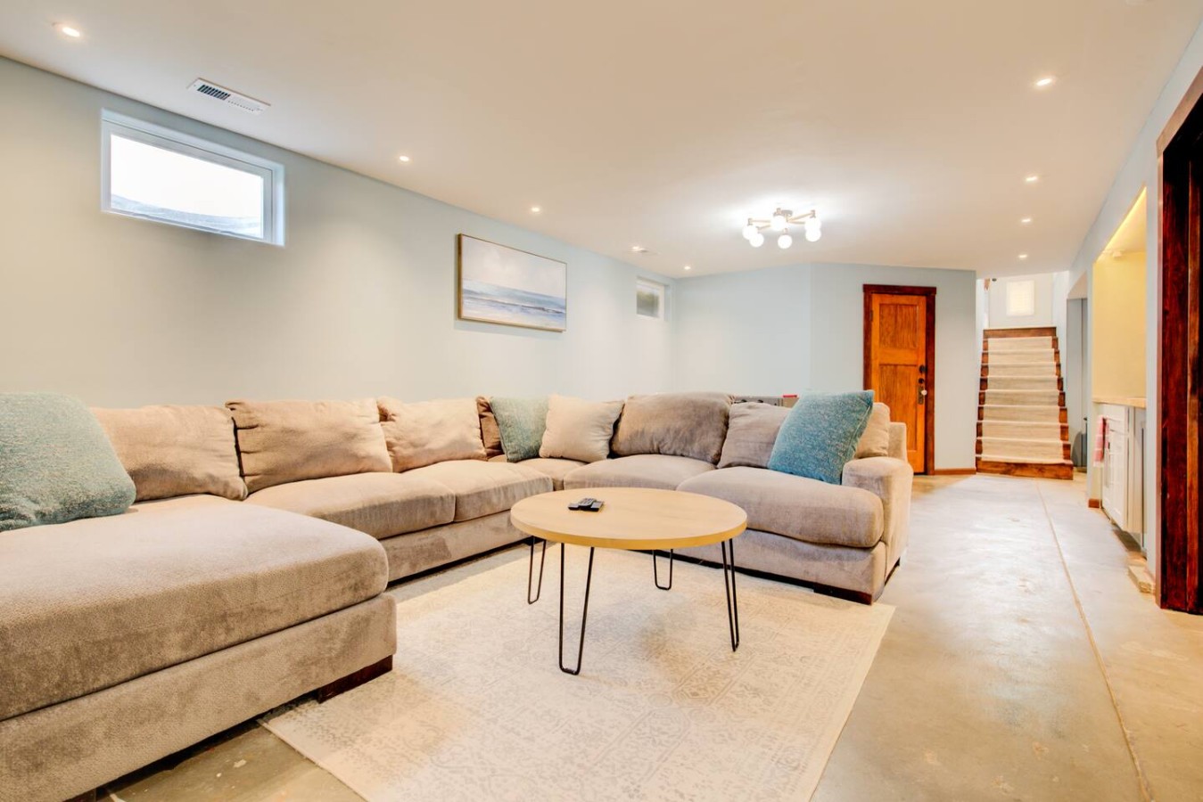 Charming Bungalow 4bd/2ba, Huge Deck and Sunroom