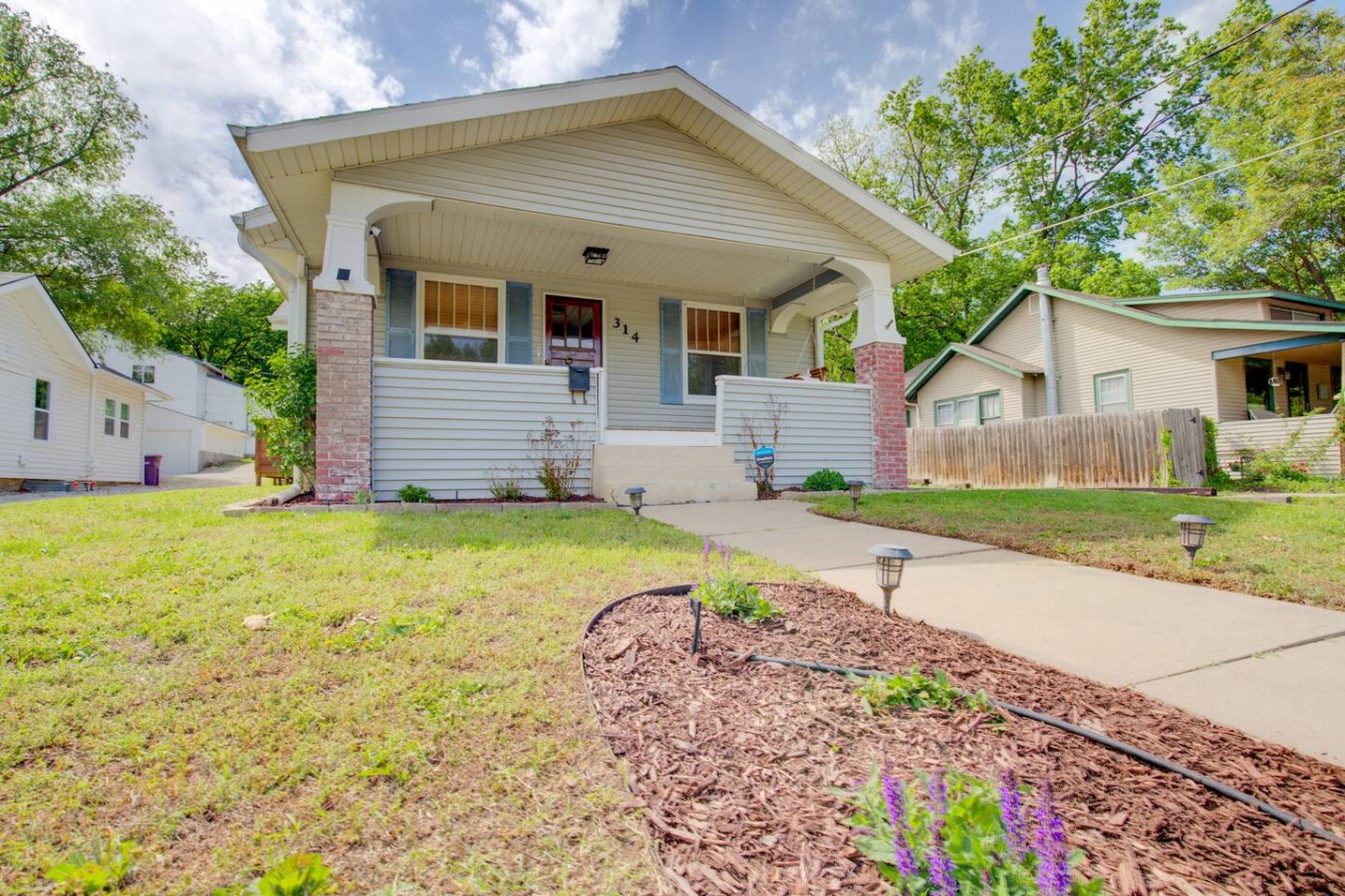 Charming Bungalow 4bd/2ba, Huge Deck and Sunroom
