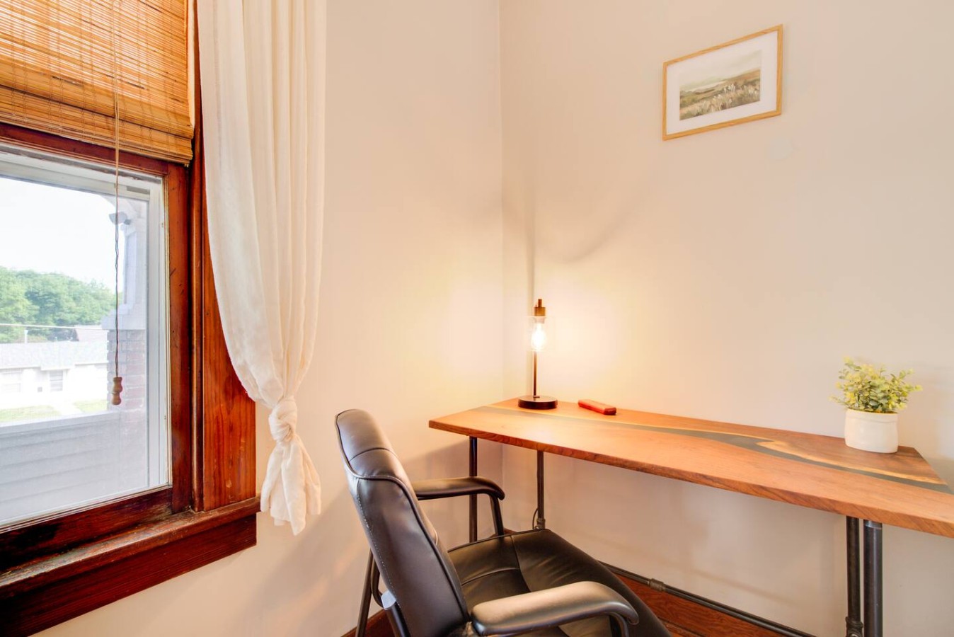 Charming Bungalow 4bd/2ba, Huge Deck and Sunroom