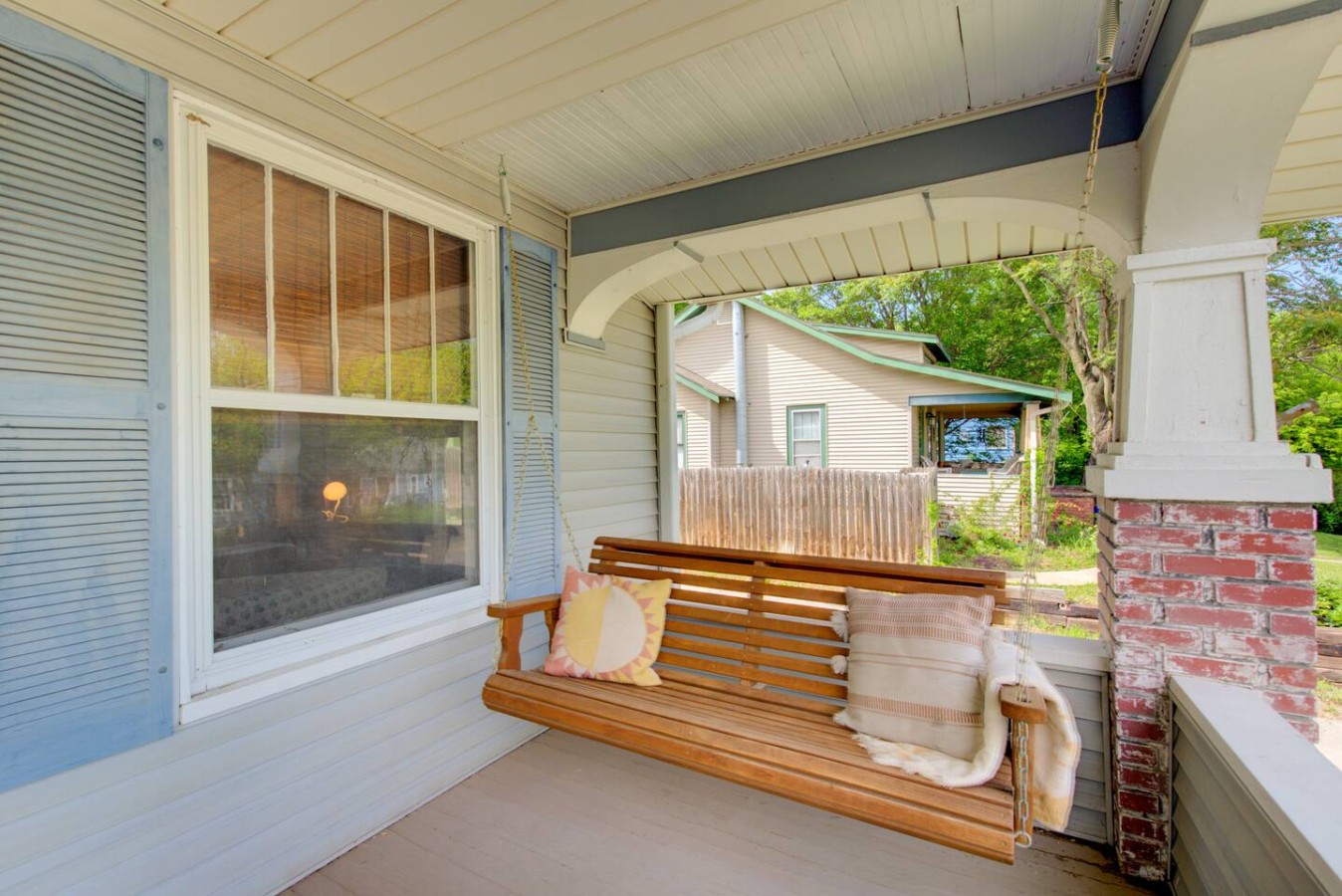 Charming Bungalow 4bd/2ba, Huge Deck and Sunroom