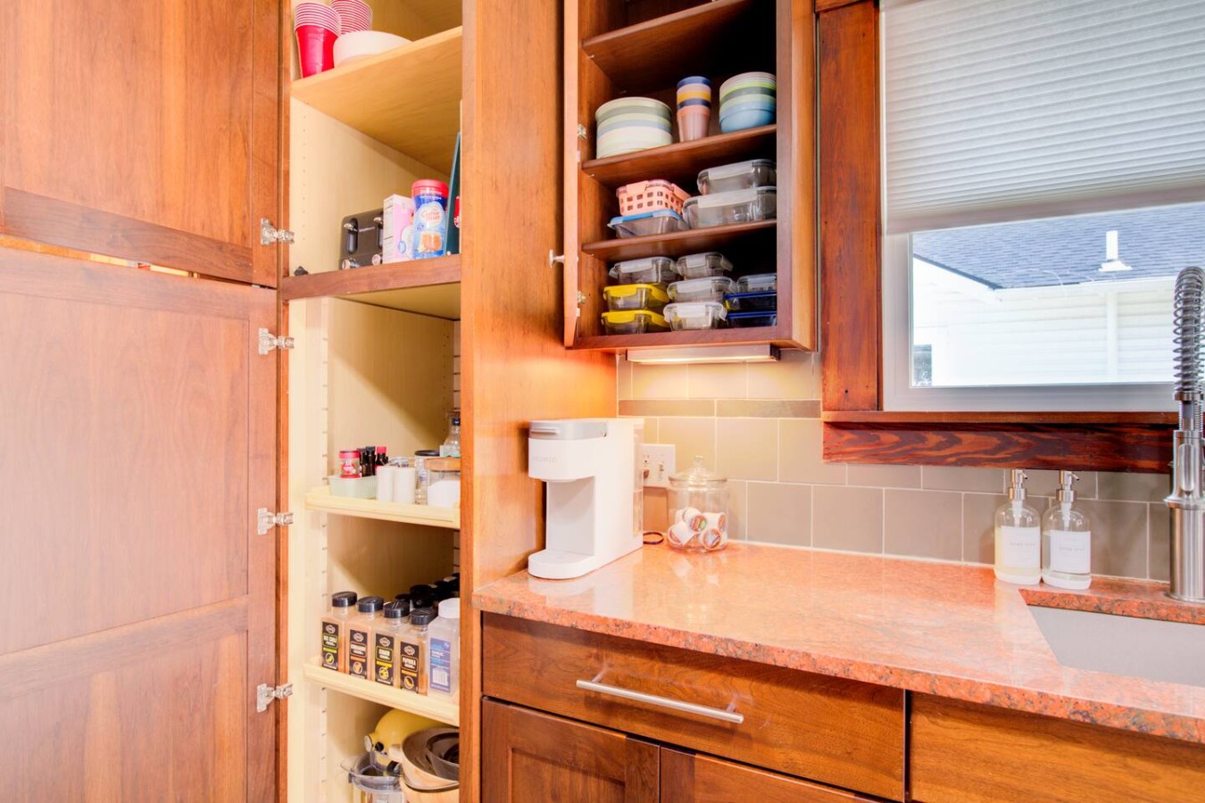 Charming Bungalow 4bd/2ba, Huge Deck and Sunroom