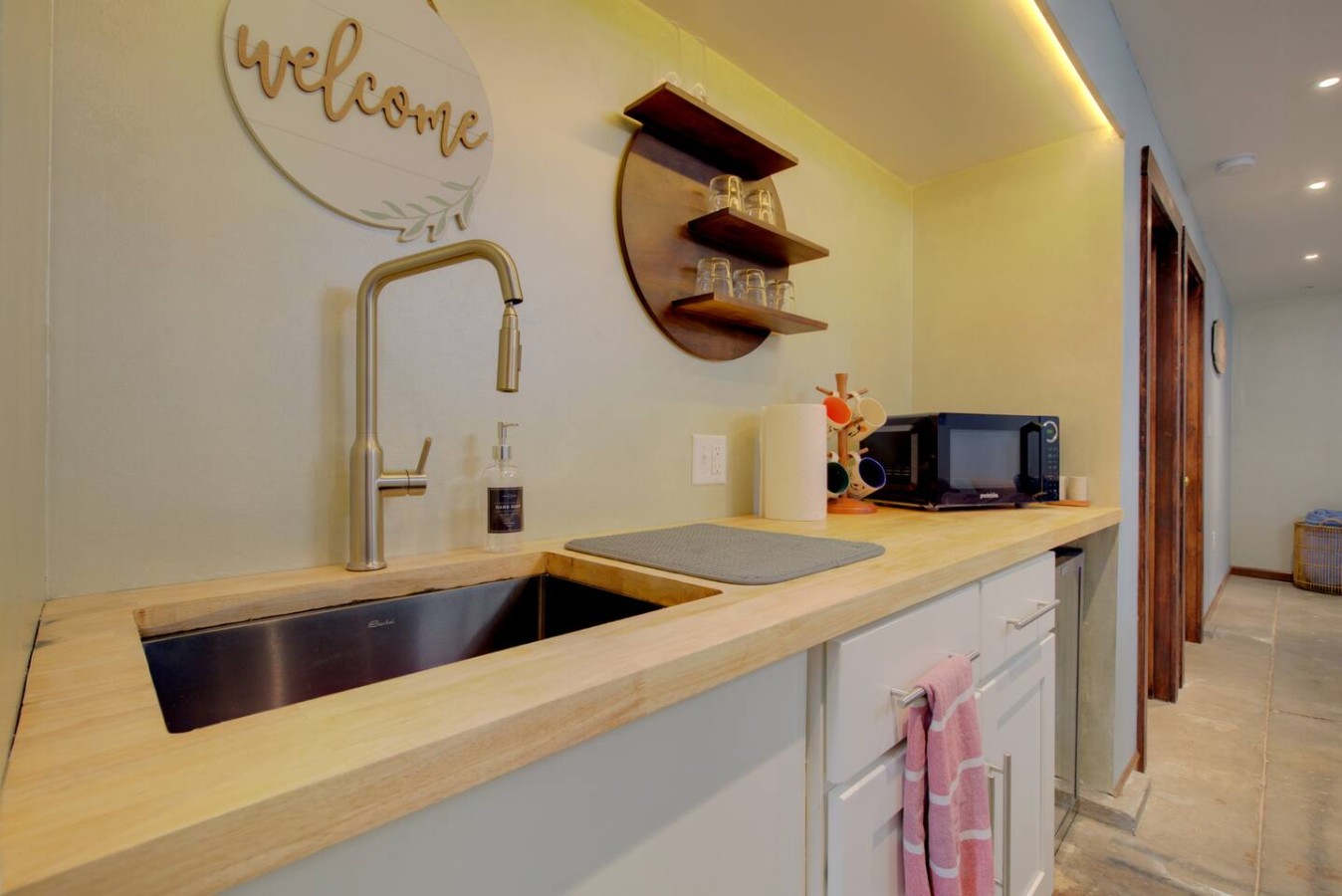 Charming Bungalow 4bd/2ba, Huge Deck and Sunroom
