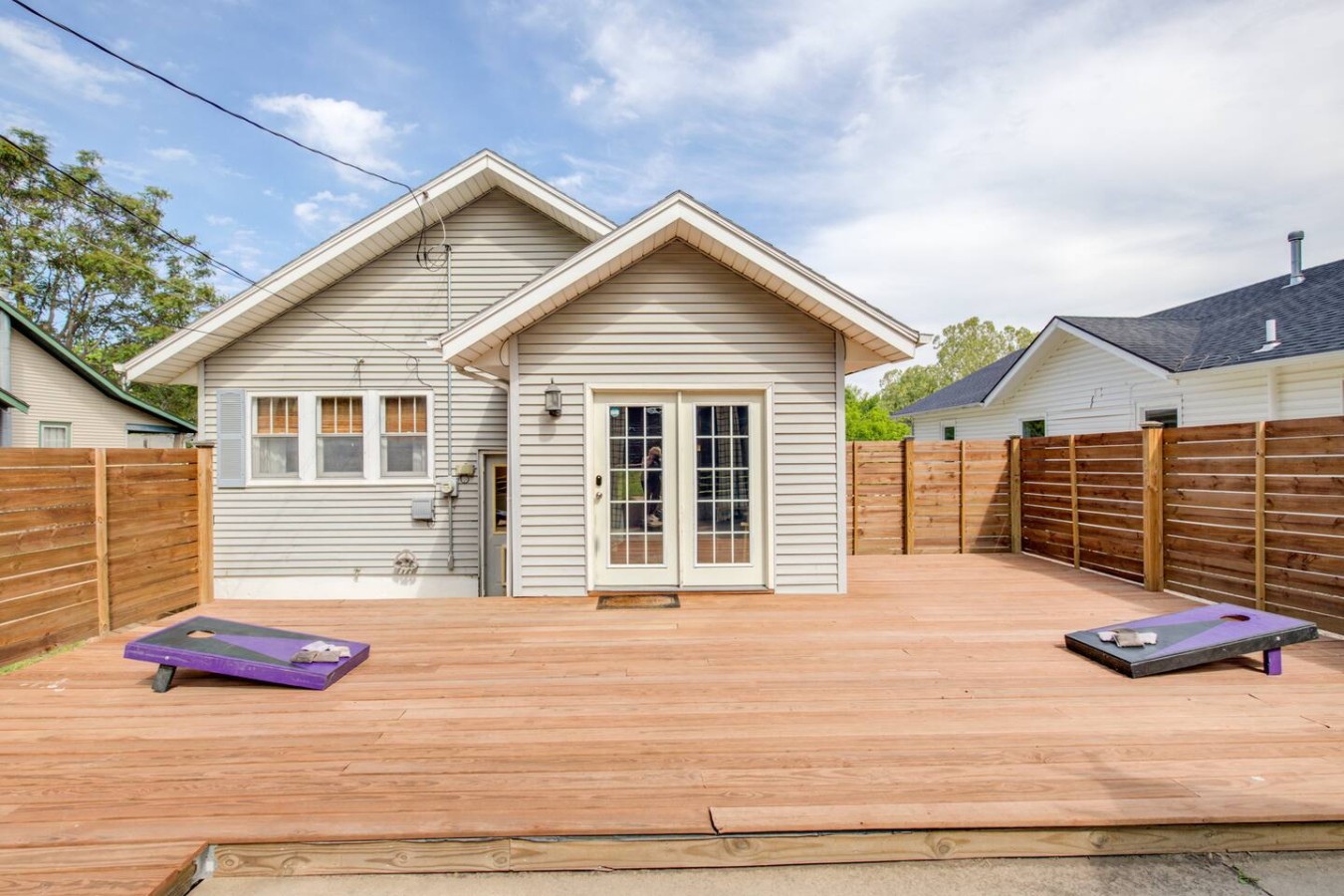 Charming Bungalow 4bd/2ba, Huge Deck and Sunroom