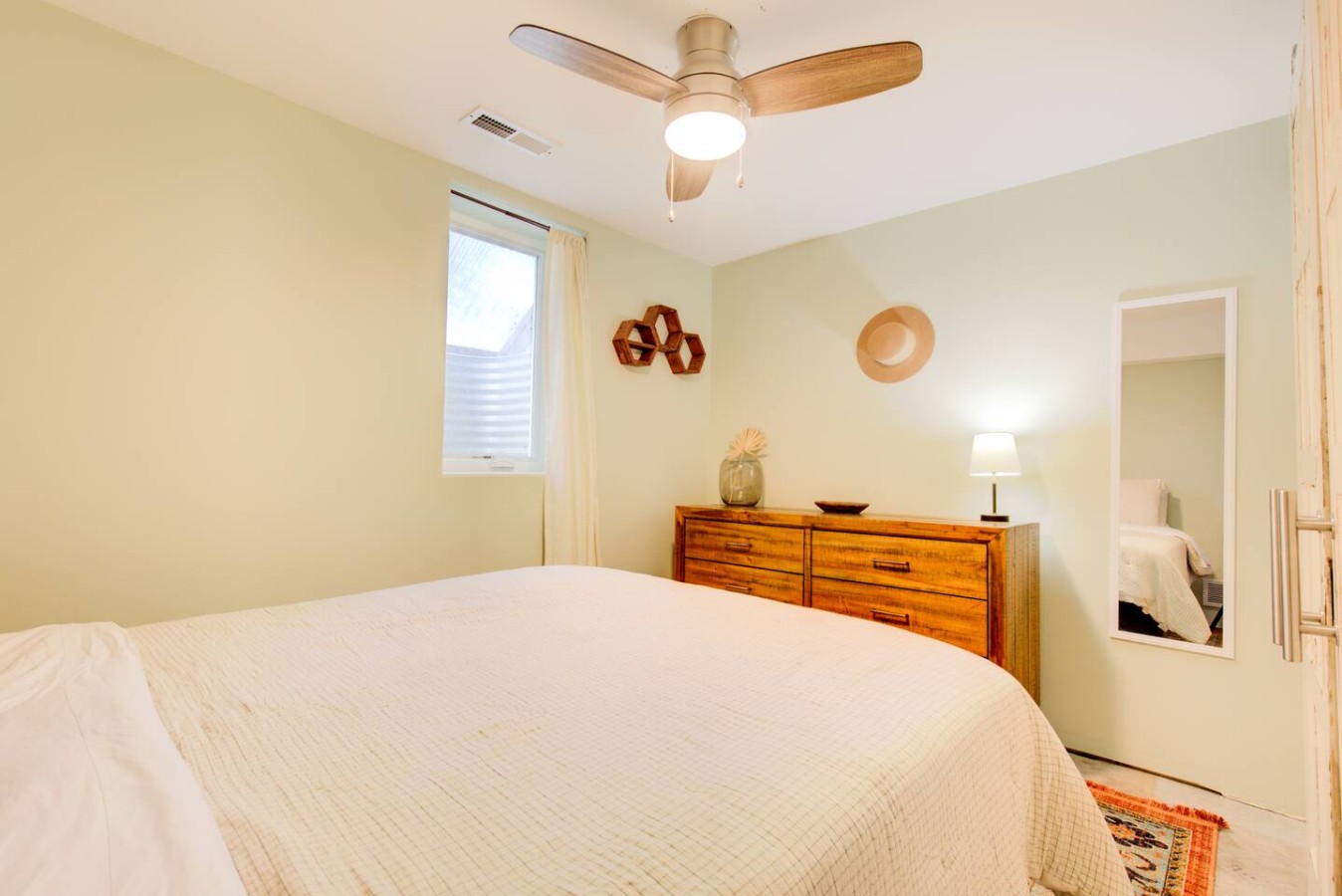 Charming Bungalow 4bd/2ba, Huge Deck and Sunroom