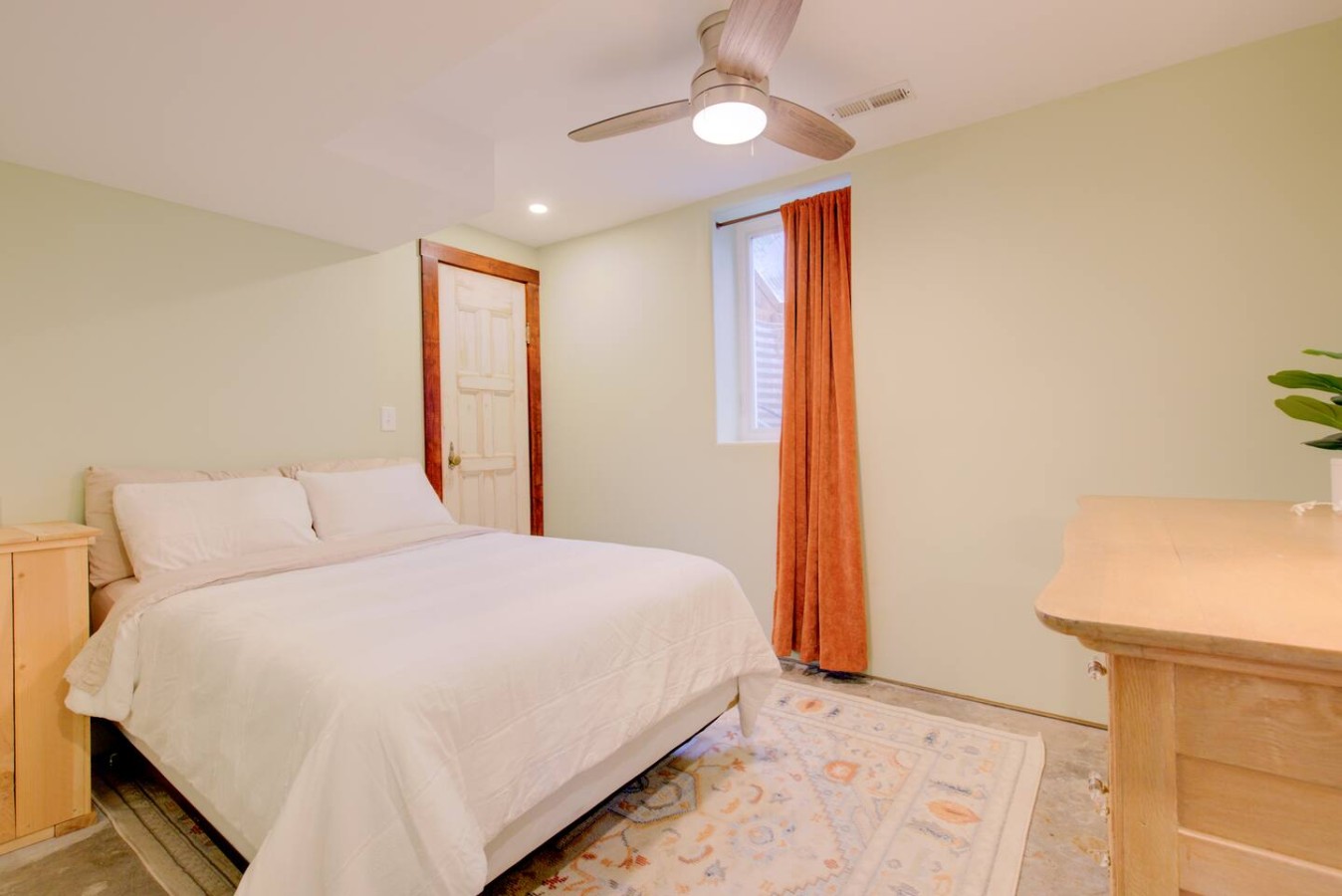 Charming Bungalow 4bd/2ba, Huge Deck and Sunroom