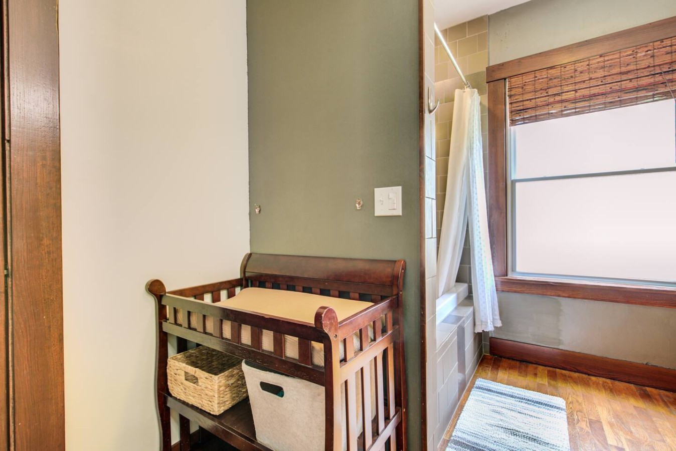 Charming Bungalow 4bd/2ba, Huge Deck and Sunroom