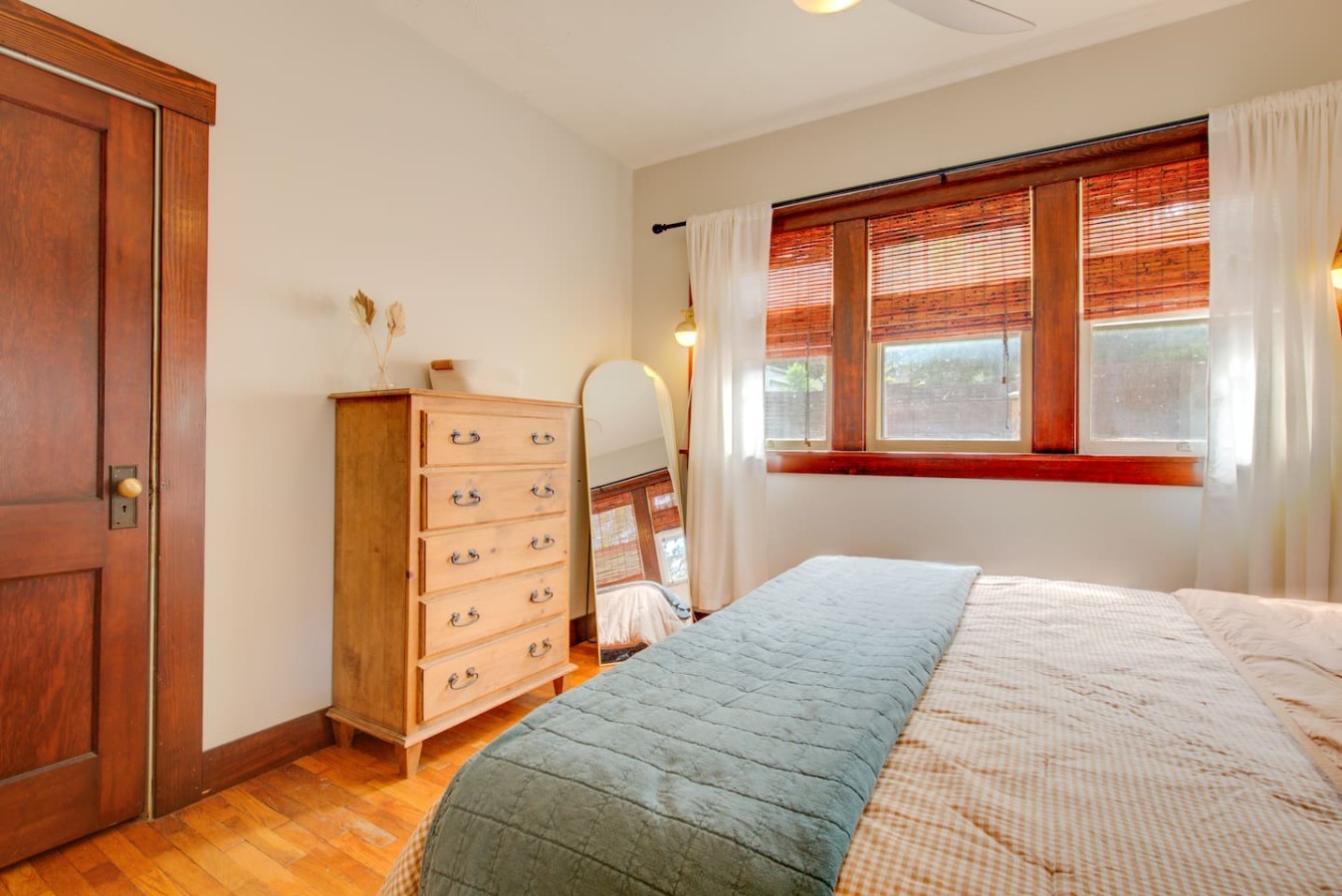 Charming Bungalow 4bd/2ba, Huge Deck and Sunroom