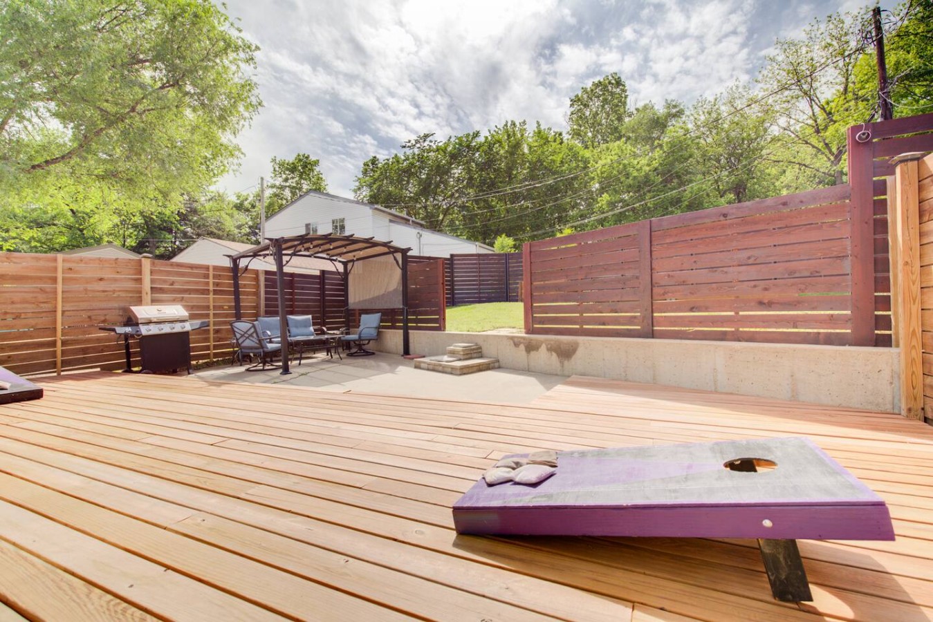 Charming Bungalow 4bd/2ba, Huge Deck and Sunroom