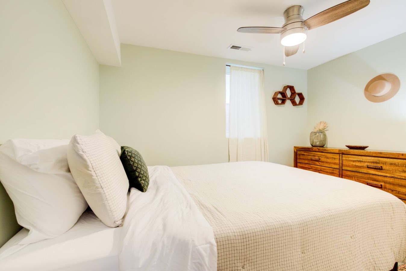 Charming Bungalow 4bd/2ba, Huge Deck and Sunroom