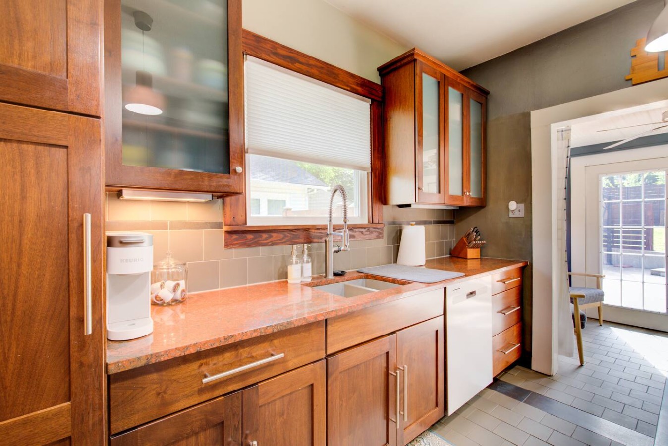 Charming Bungalow 4bd/2ba, Huge Deck and Sunroom