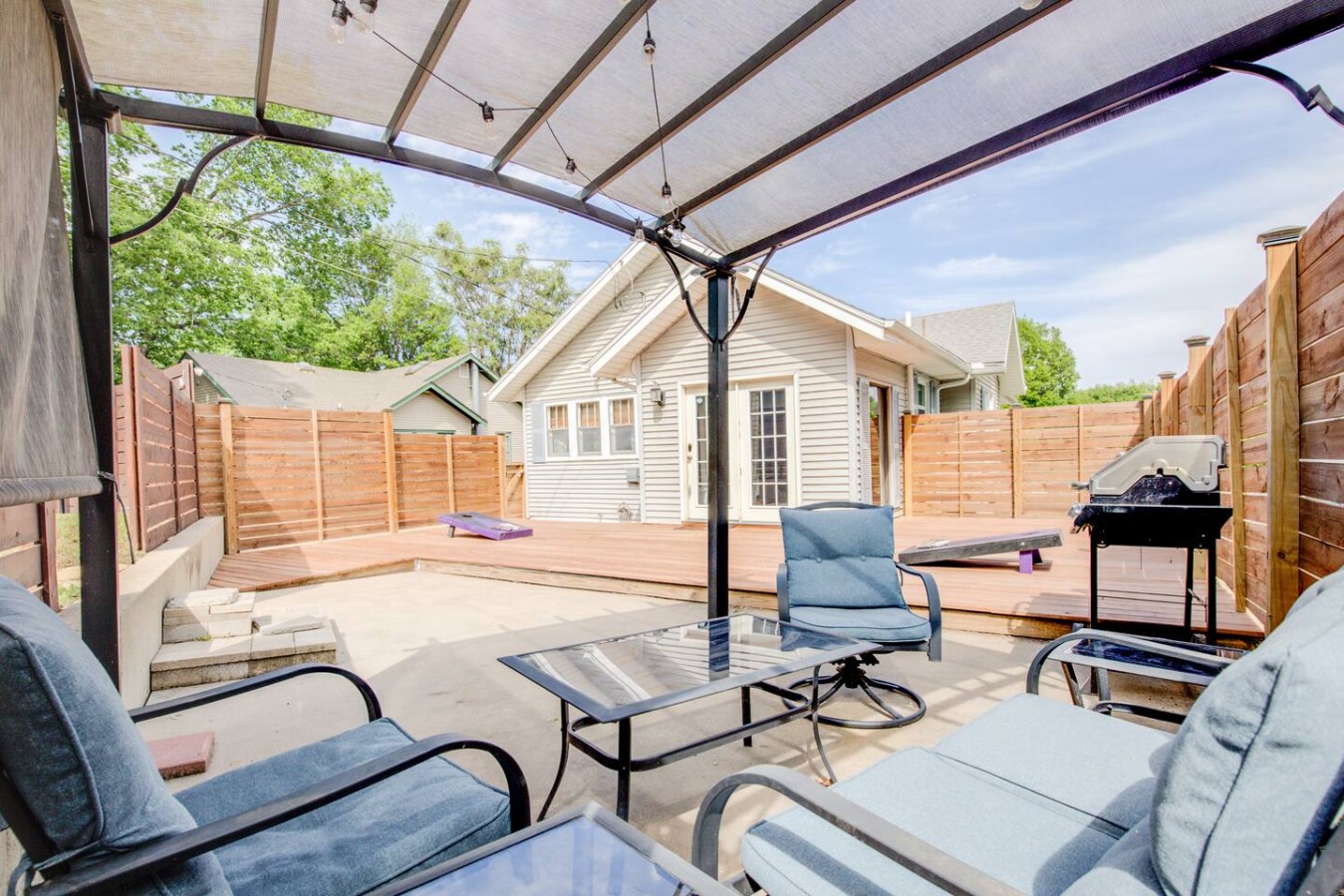 Charming Bungalow 4bd/2ba, Huge Deck and Sunroom