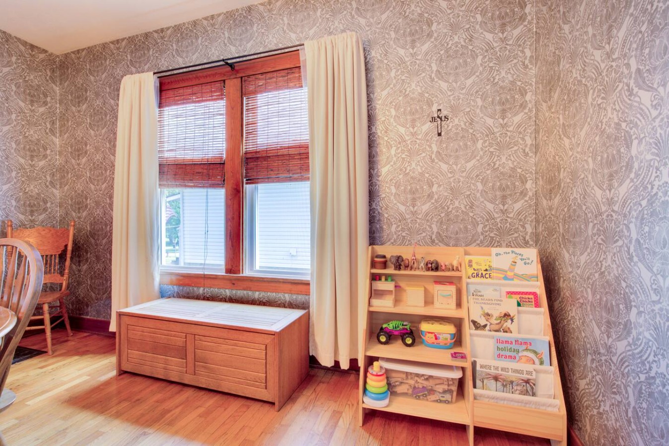 Charming Bungalow 4bd/2ba, Huge Deck and Sunroom