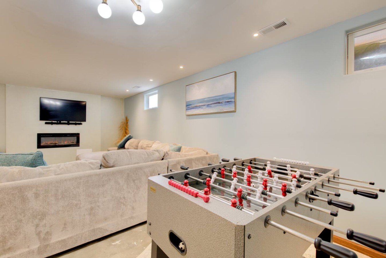 Charming Bungalow 4bd/2ba, Huge Deck and Sunroom