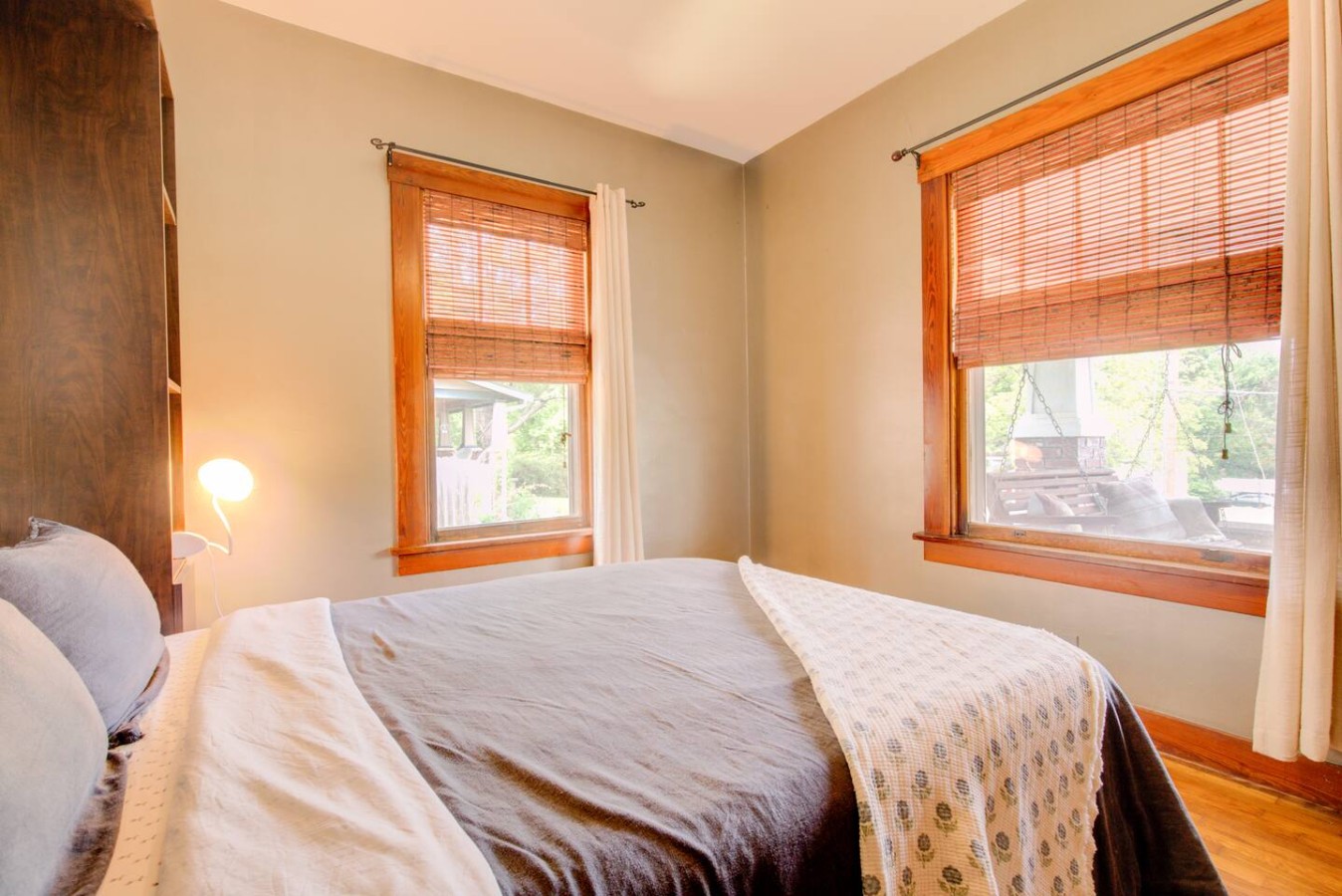 Charming Bungalow 4bd/2ba, Huge Deck and Sunroom