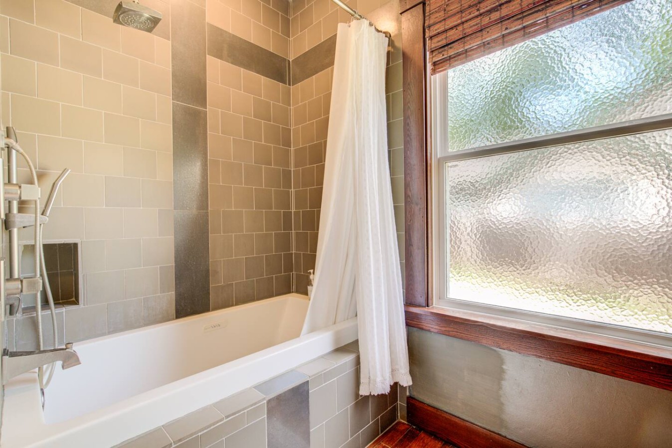 Charming Bungalow 4bd/2ba, Huge Deck and Sunroom