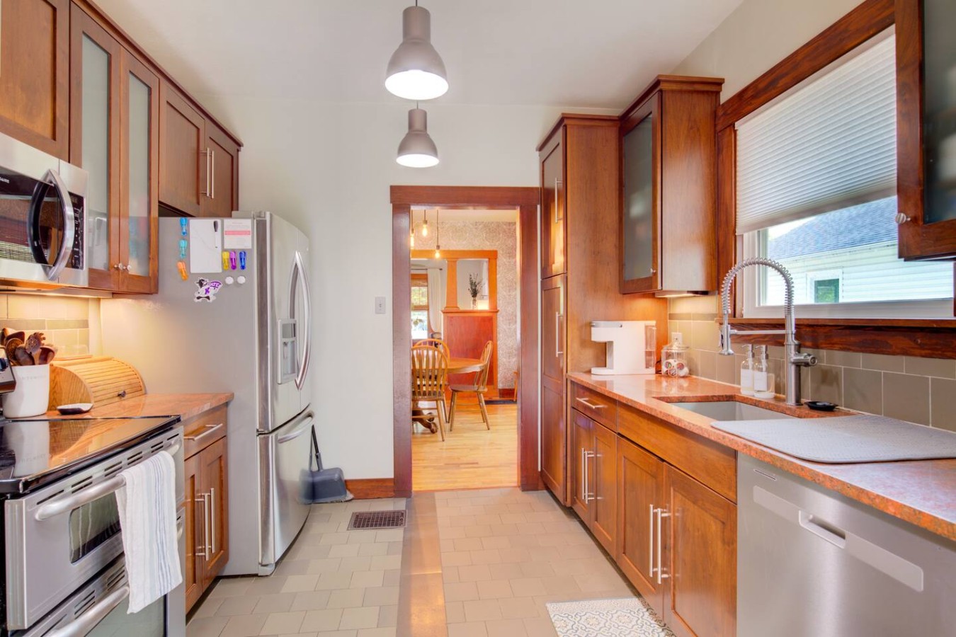 Charming Bungalow 4bd/2ba, Huge Deck and Sunroom