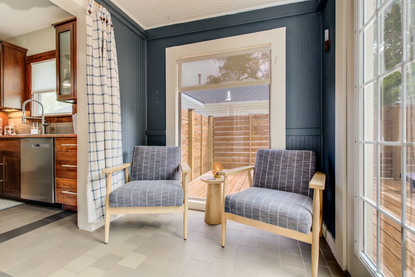Charming Bungalow 4bd/2ba, Huge Deck and Sunroom