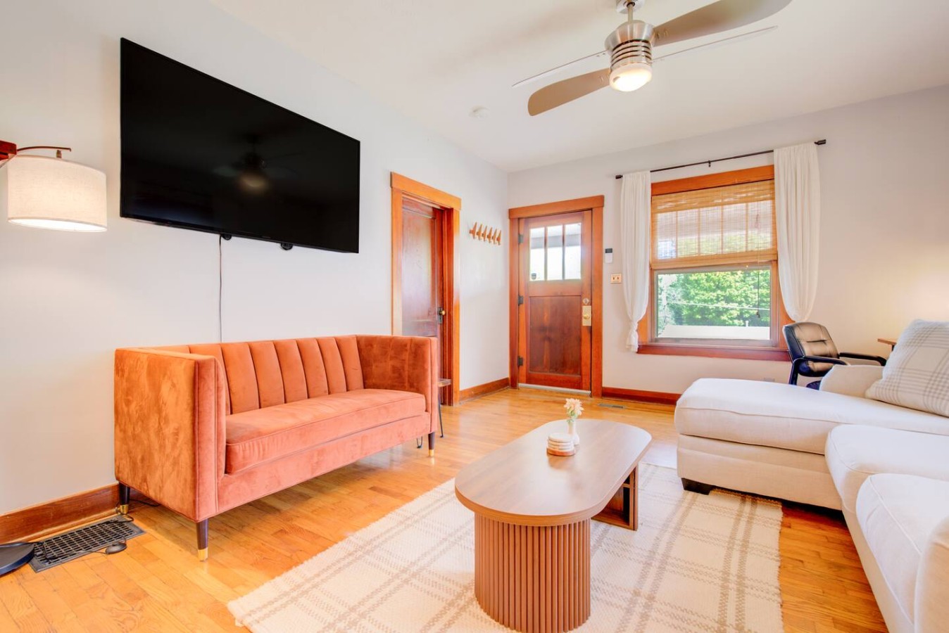 Charming Bungalow 4bd/2ba, Huge Deck and Sunroom