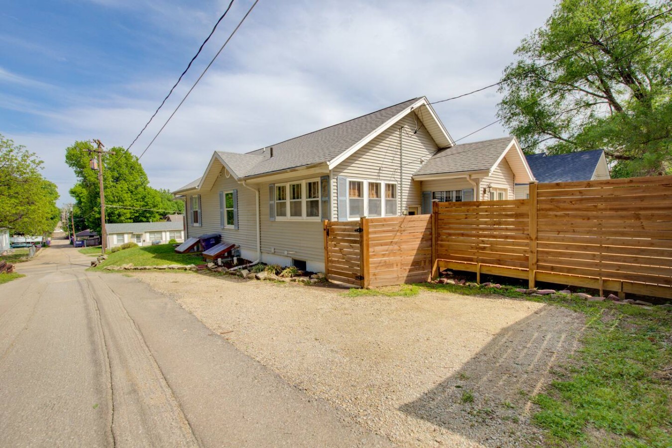 Charming Bungalow 4bd/2ba, Huge Deck and Sunroom