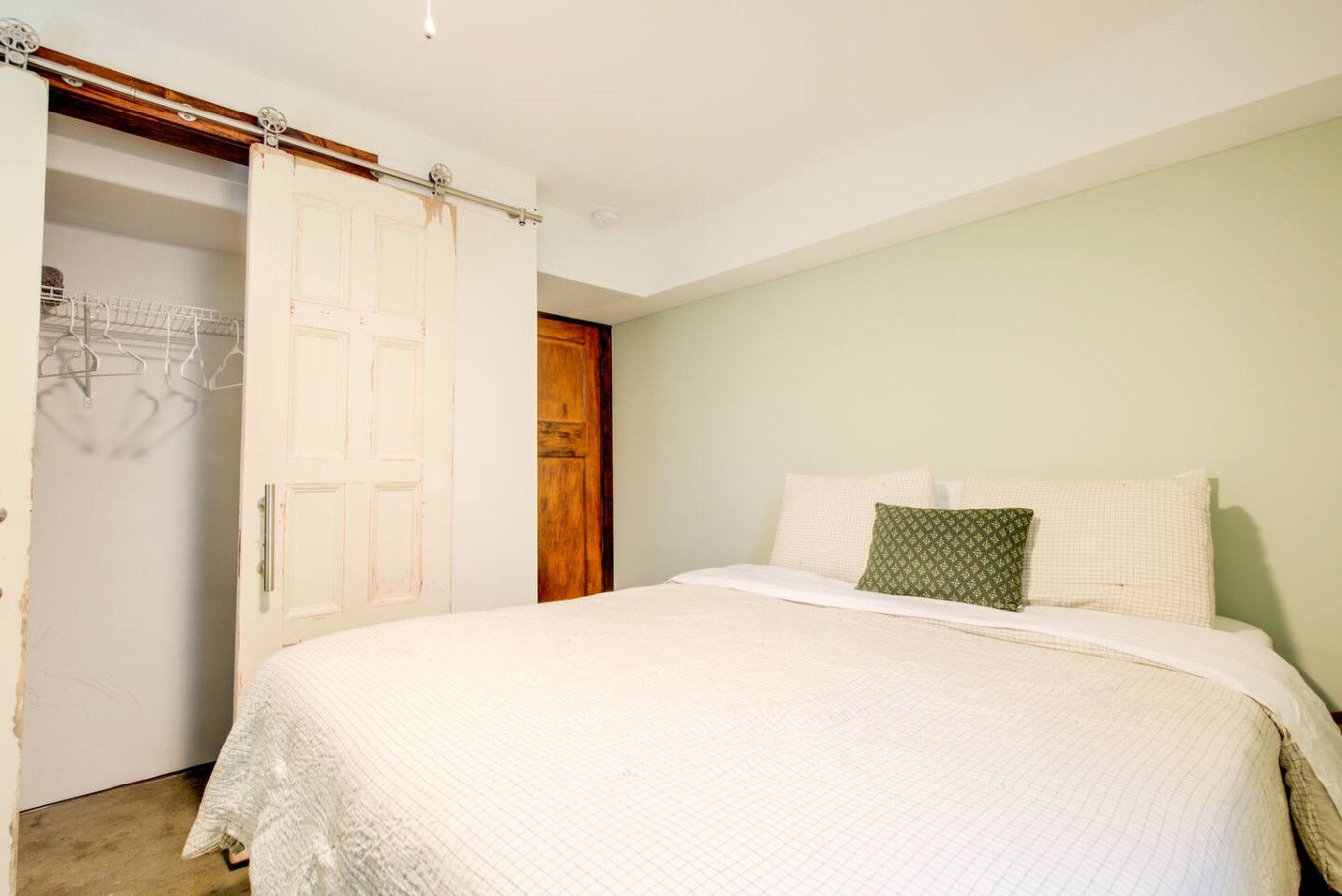 Charming Bungalow 4bd/2ba, Huge Deck and Sunroom