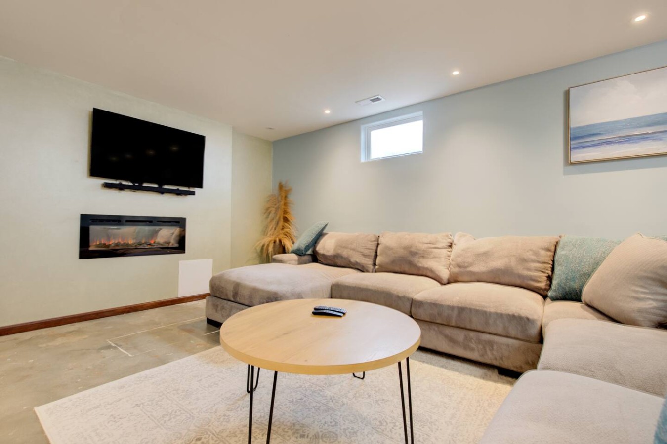 Charming Bungalow 4bd/2ba, Huge Deck and Sunroom