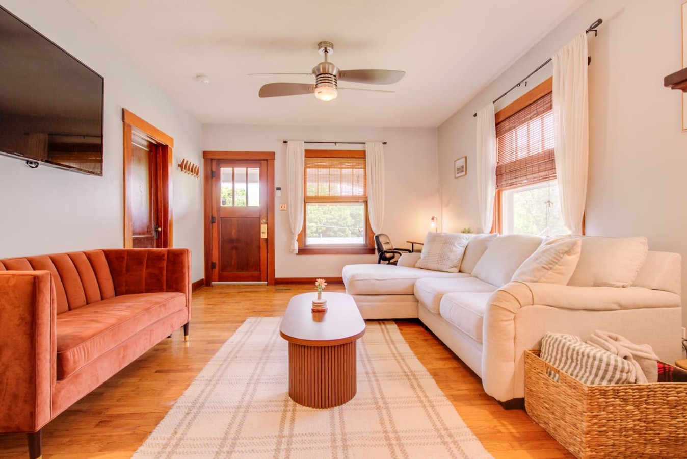 Charming Bungalow 4bd/2ba, Huge Deck and Sunroom