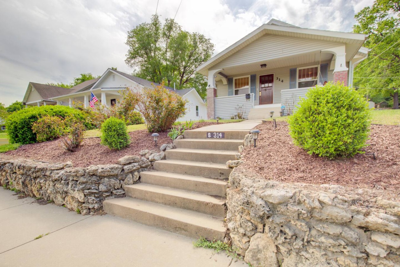 Charming Bungalow 4bd/2ba, Huge Deck and Sunroom