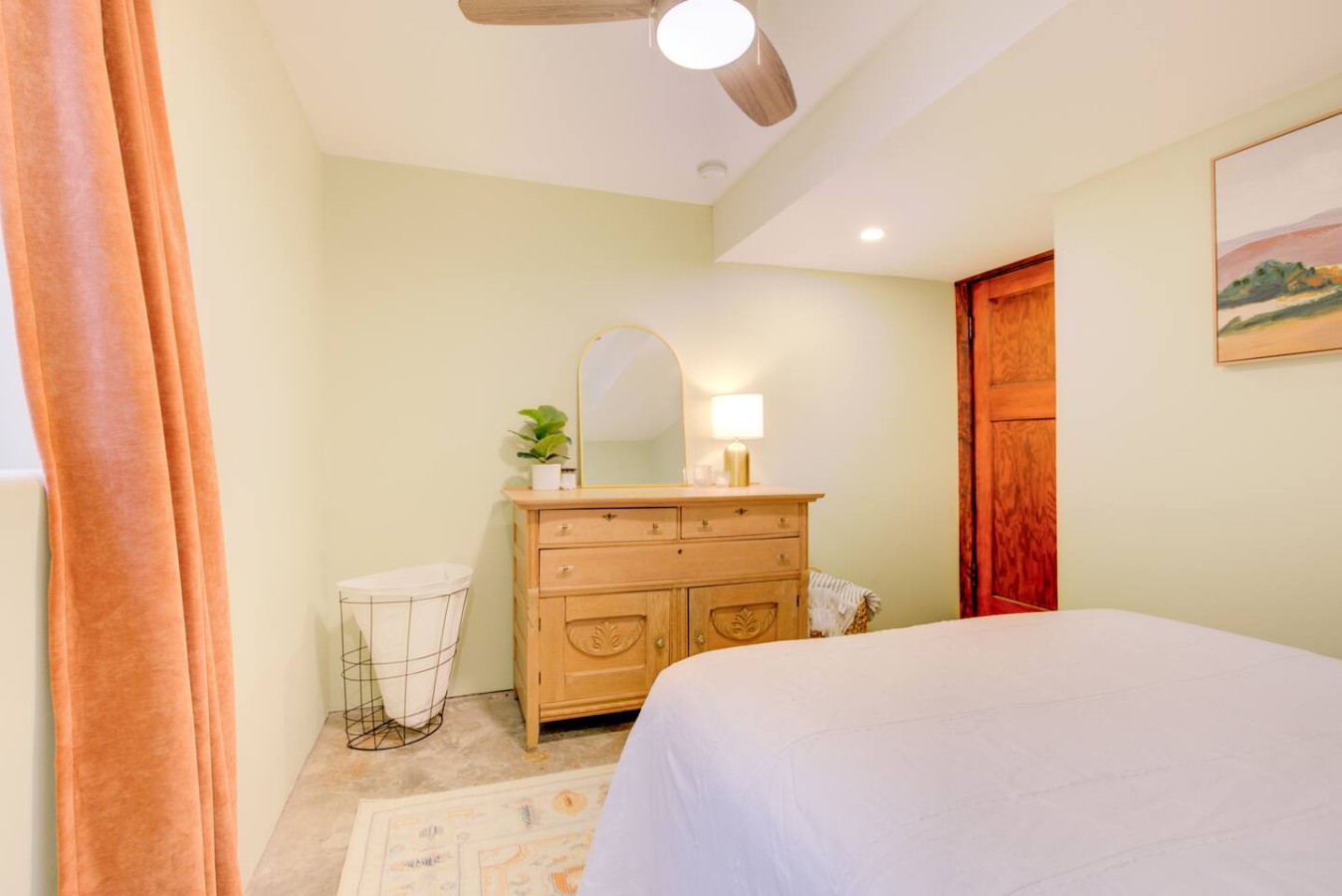 Charming Bungalow 4bd/2ba, Huge Deck and Sunroom