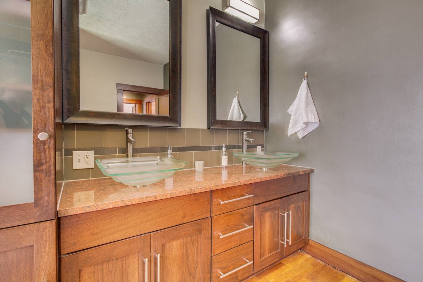 Charming Bungalow 4bd/2ba, Huge Deck and Sunroom