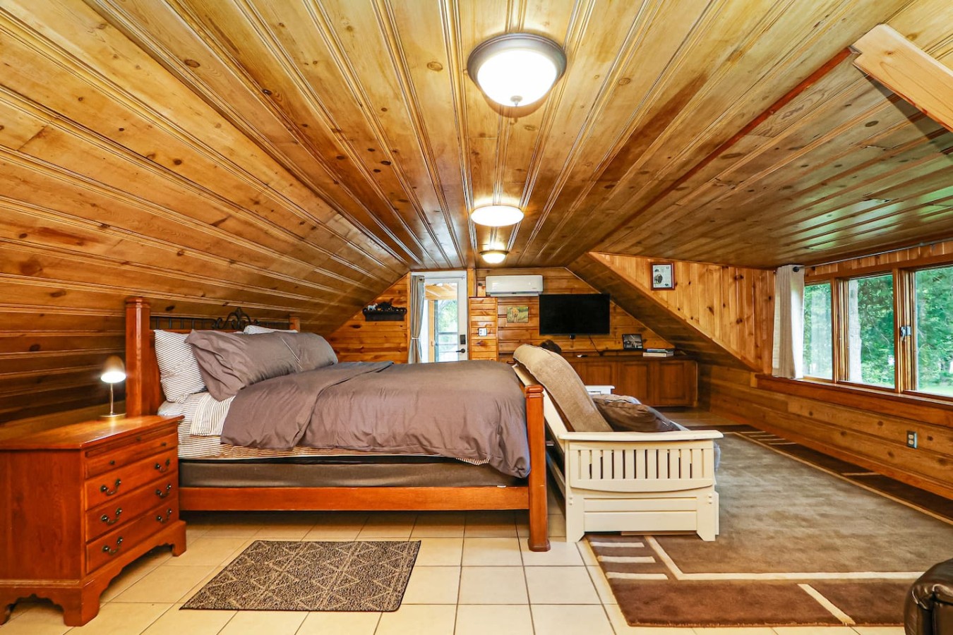 Unique Wood Loft Escape, Lake Views, 1BD/1BTH