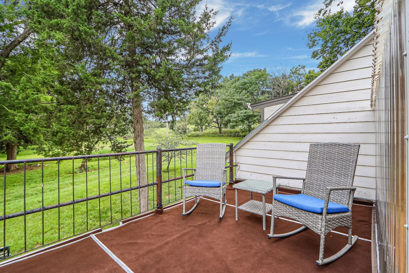 Unique Wood Loft Escape, Lake Views, 1BD/1BTH