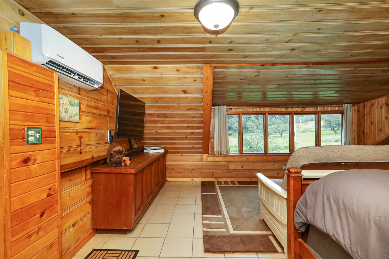 Unique Wood Loft Escape, Lake Views, 1BD/1BTH
