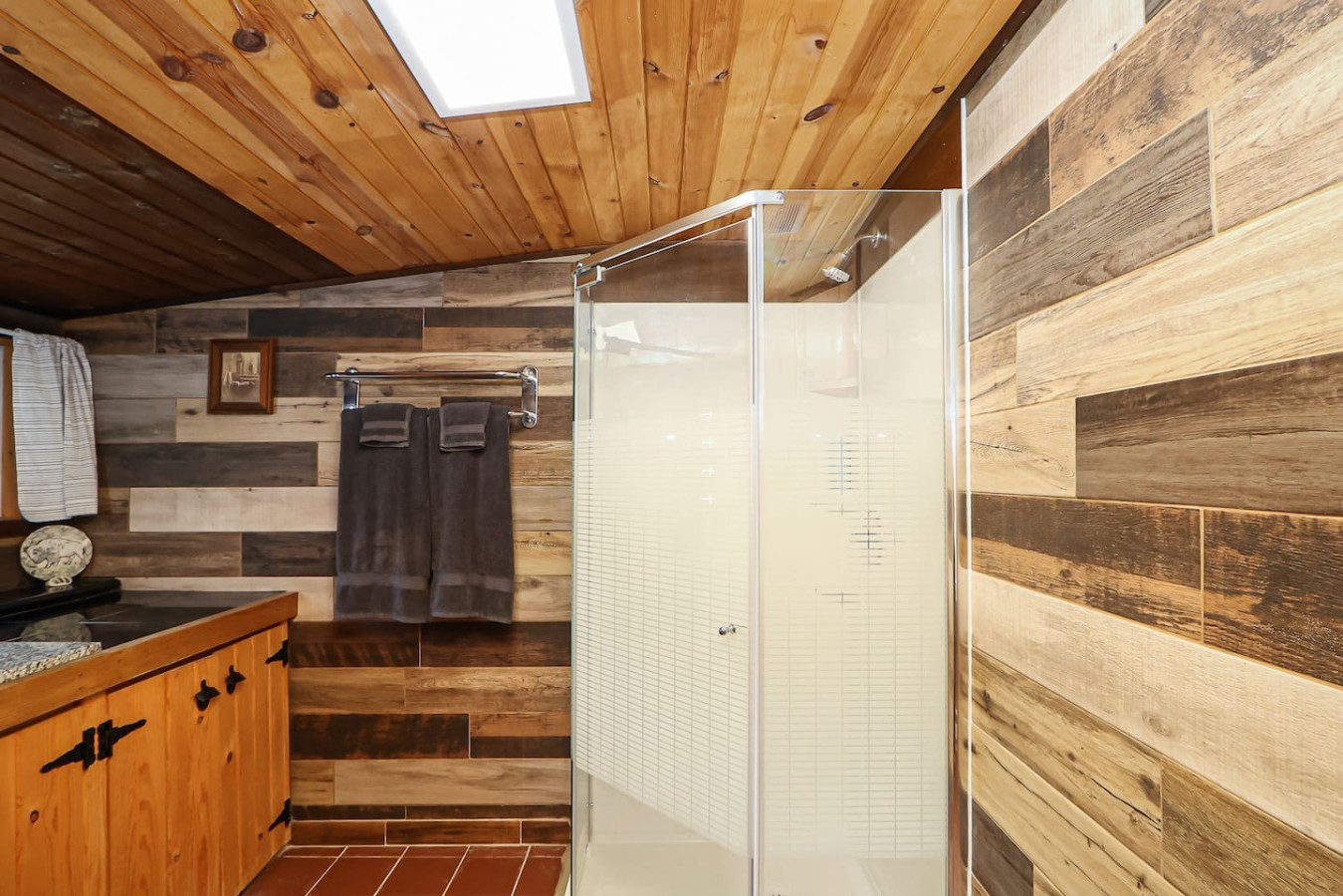 Unique Wood Loft Escape, Lake Views, 1BD/1BTH