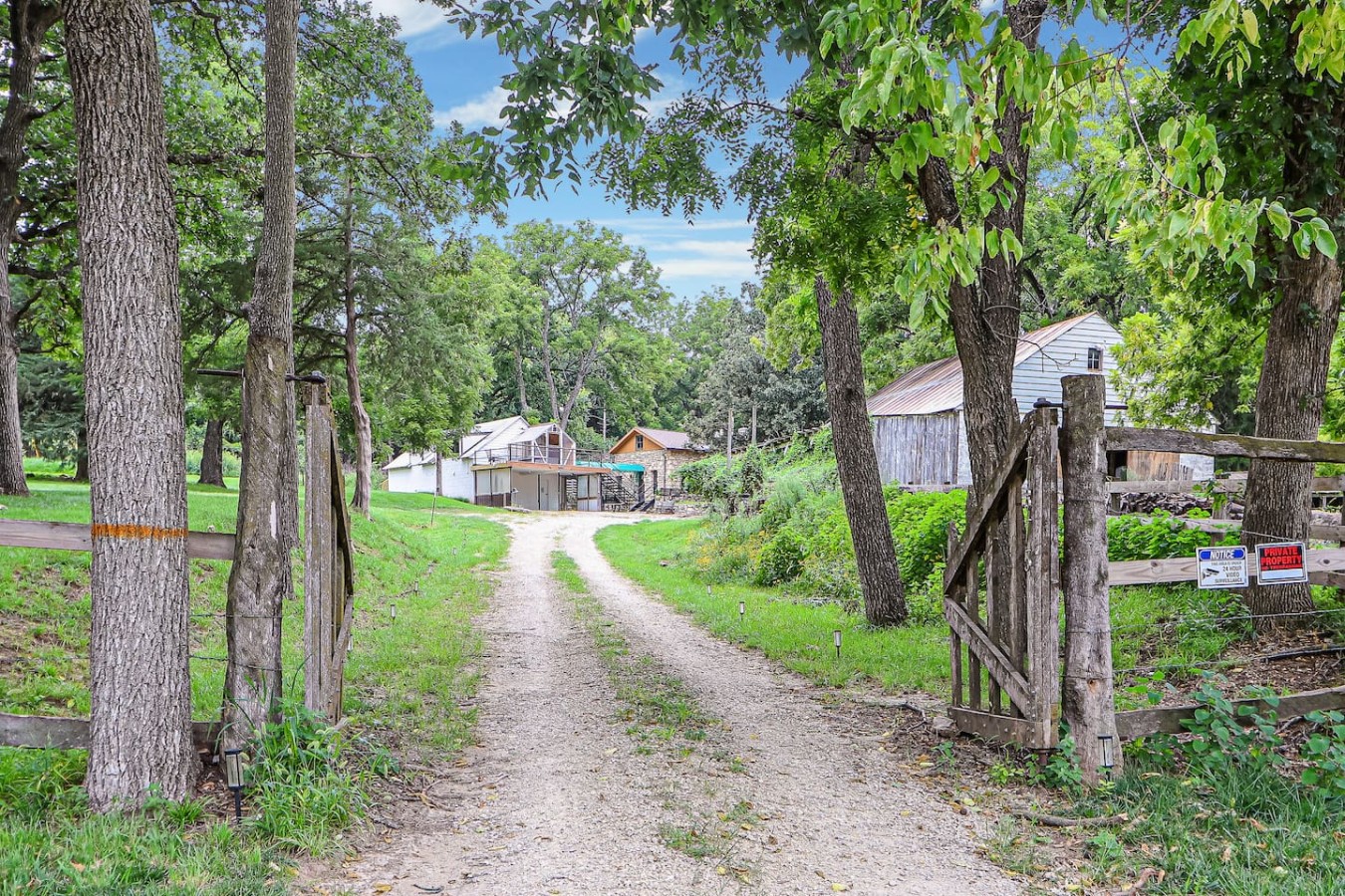 Unique Wood Loft Escape, Lake Views, 1BD/1BTH