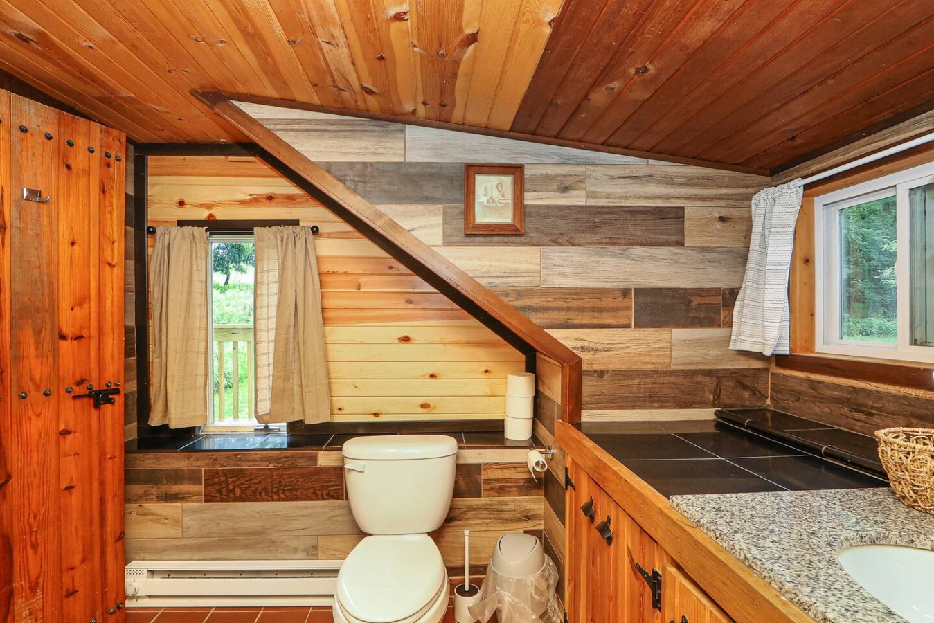 Unique Wood Loft Escape, Lake Views, 1BD/1BTH