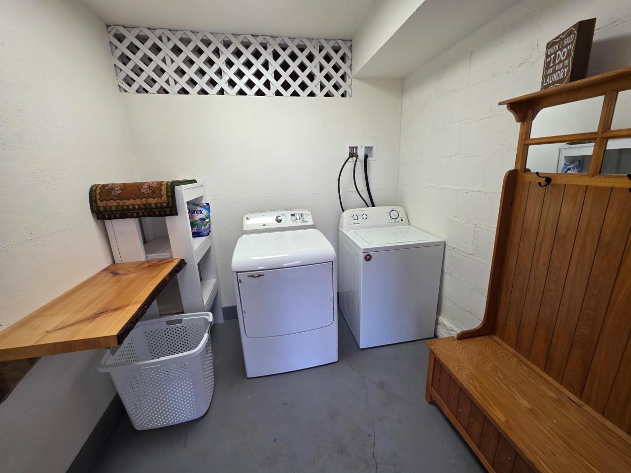 Unique Wood Loft Escape, Lake Views, 1BD/1BTH
