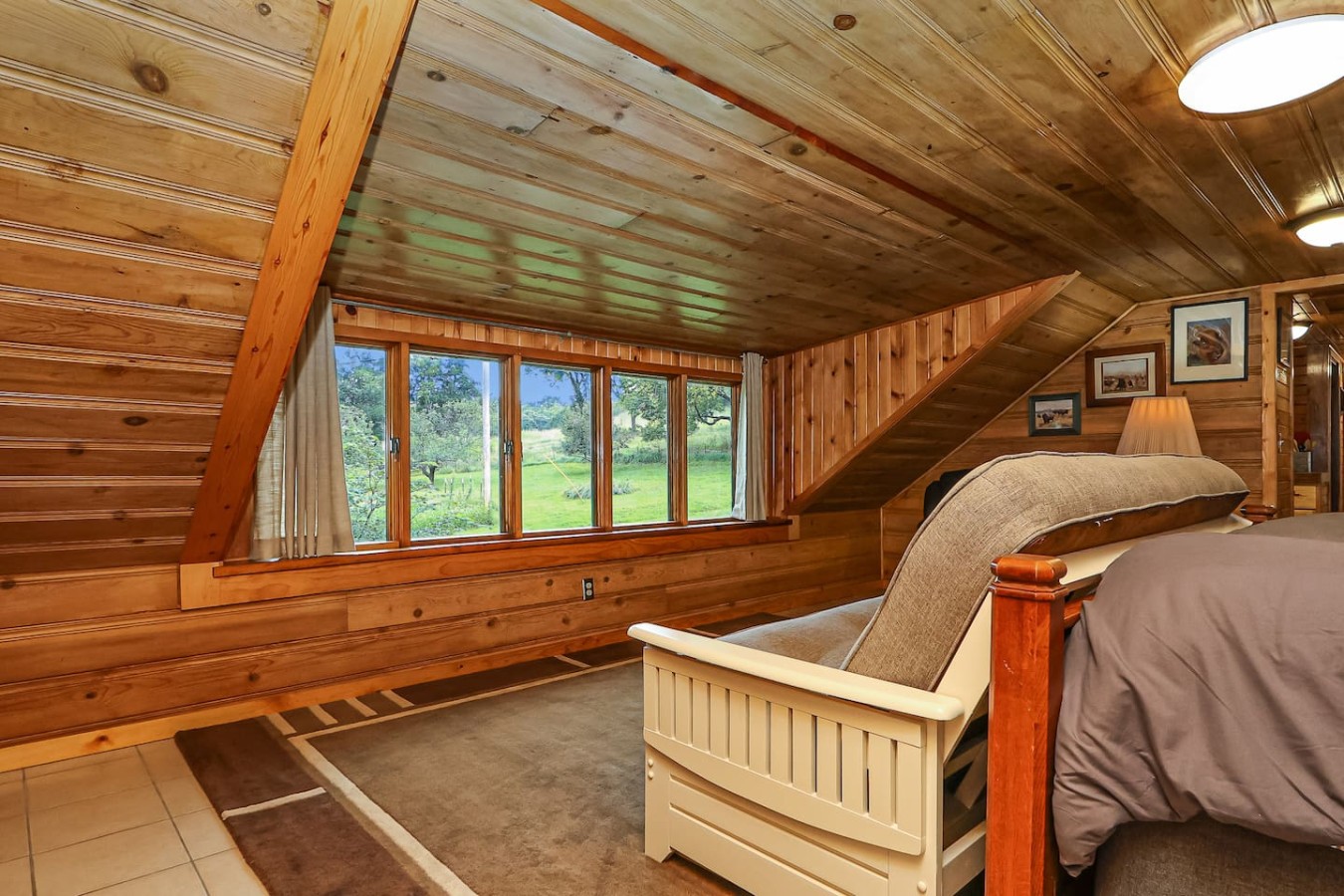 Unique Wood Loft Escape, Lake Views, 1BD/1BTH