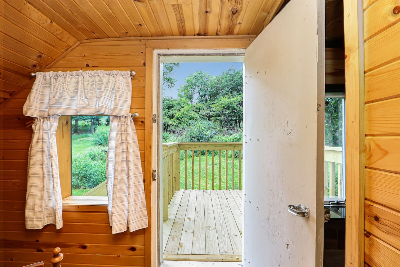 Unique Wood Loft Escape, Lake Views, 1BD/1BTH