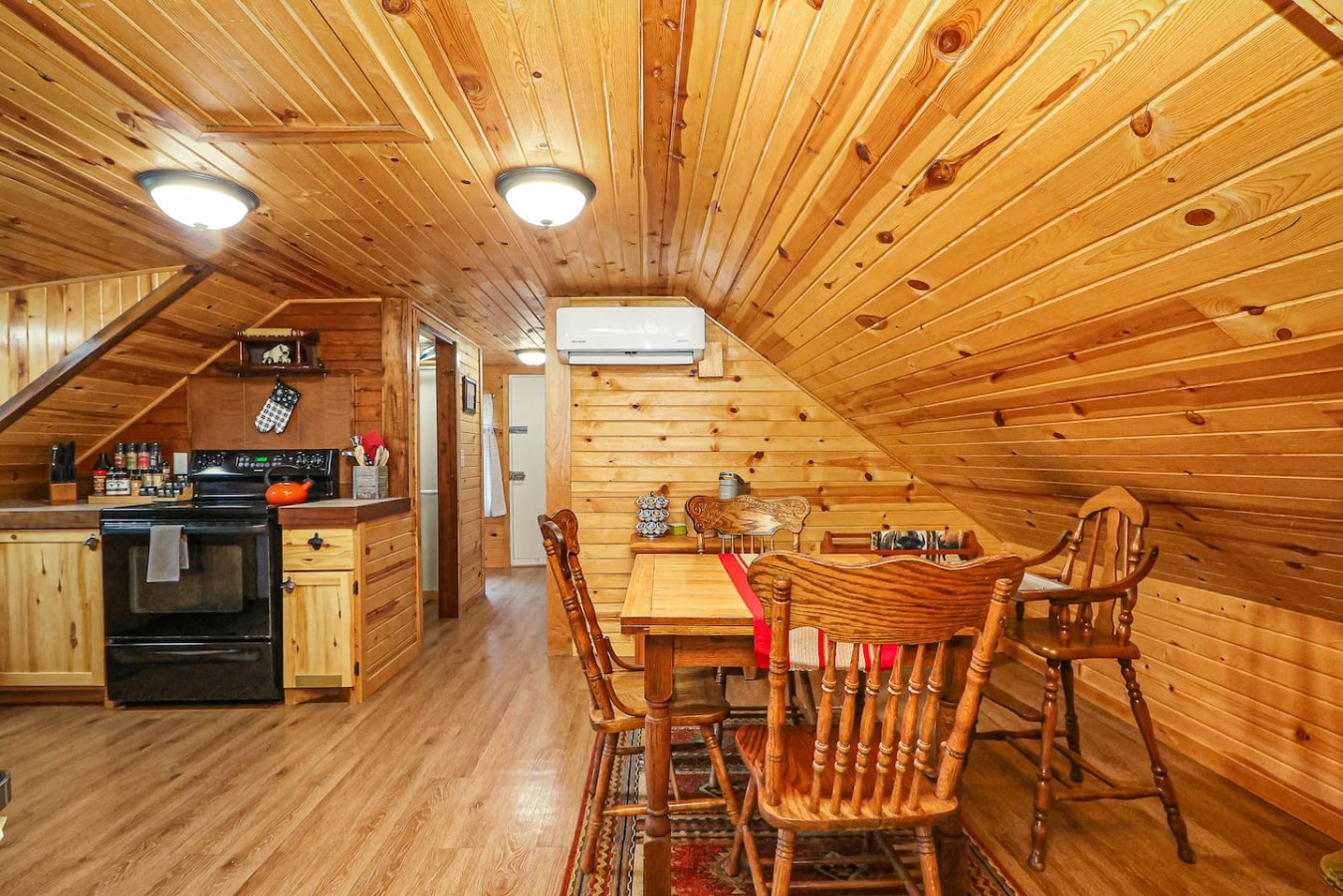 Unique Wood Loft Escape, Lake Views, 1BD/1BTH