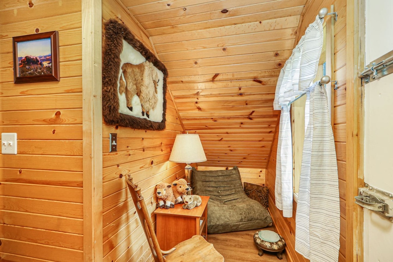 Unique Wood Loft Escape, Lake Views, 1BD/1BTH
