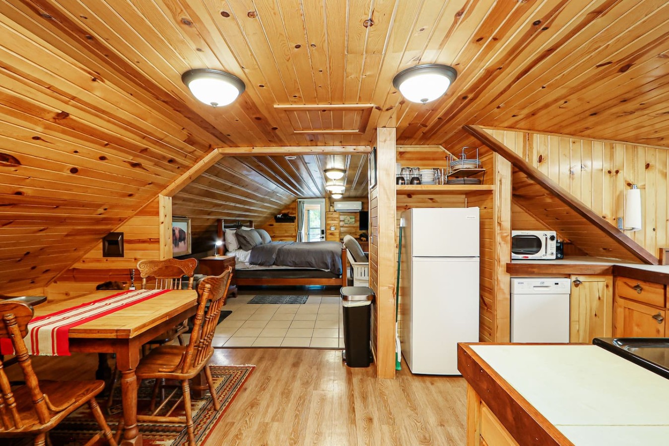 Unique Wood Loft Escape, Lake Views, 1BD/1BTH