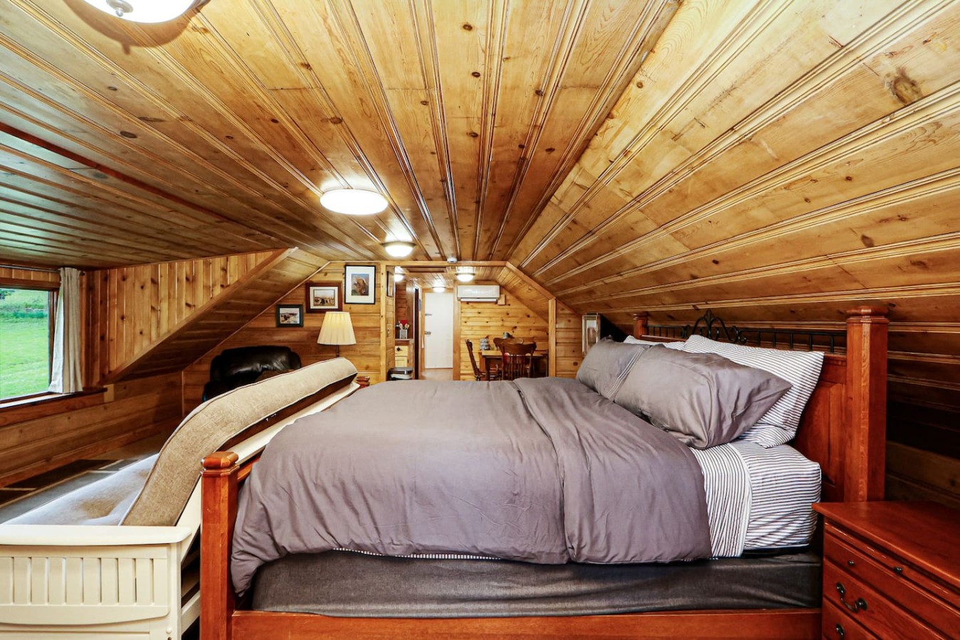 Unique Wood Loft Escape, Lake Views, 1BD/1BTH