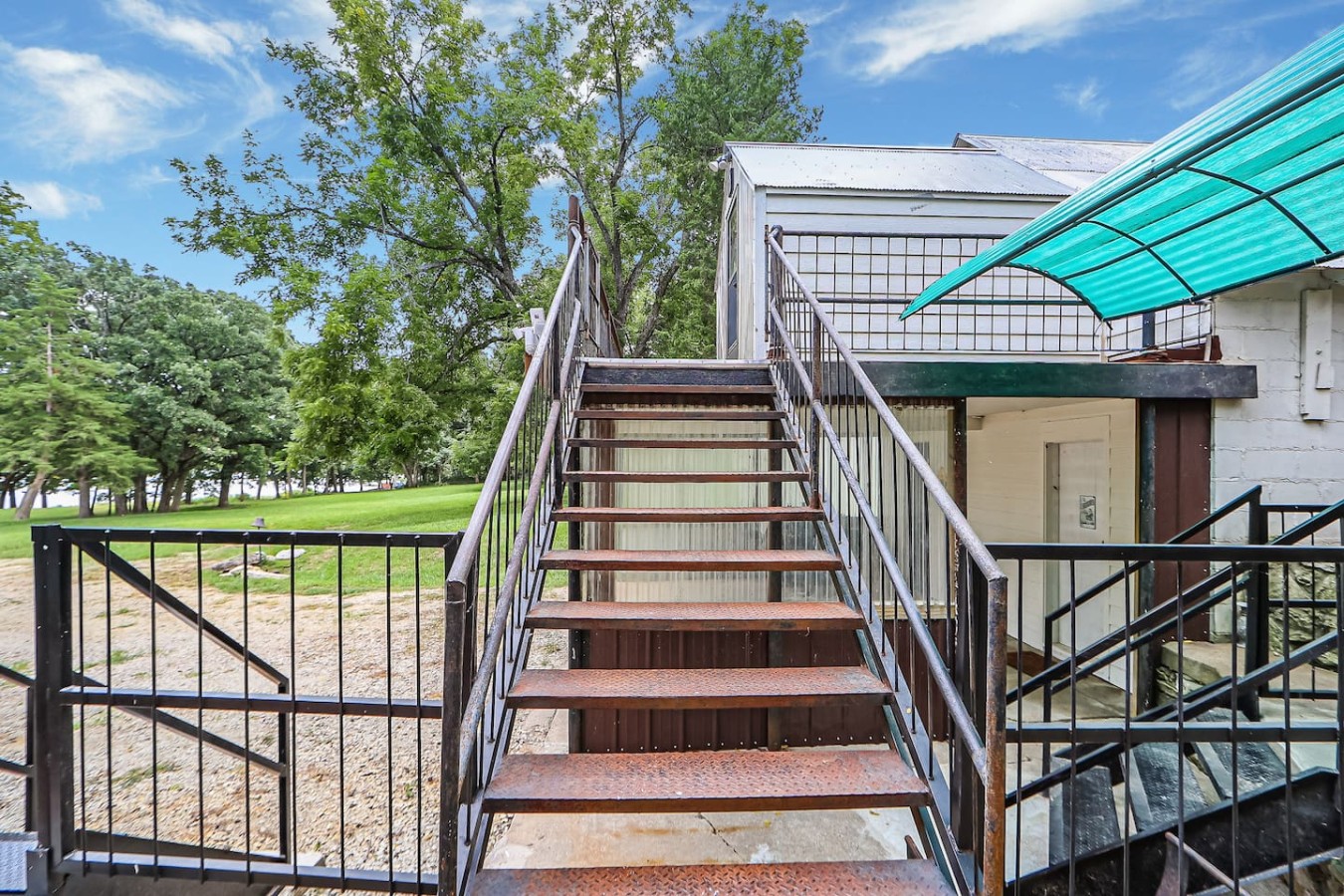 Unique Wood Loft Escape, Lake Views, 1BD/1BTH