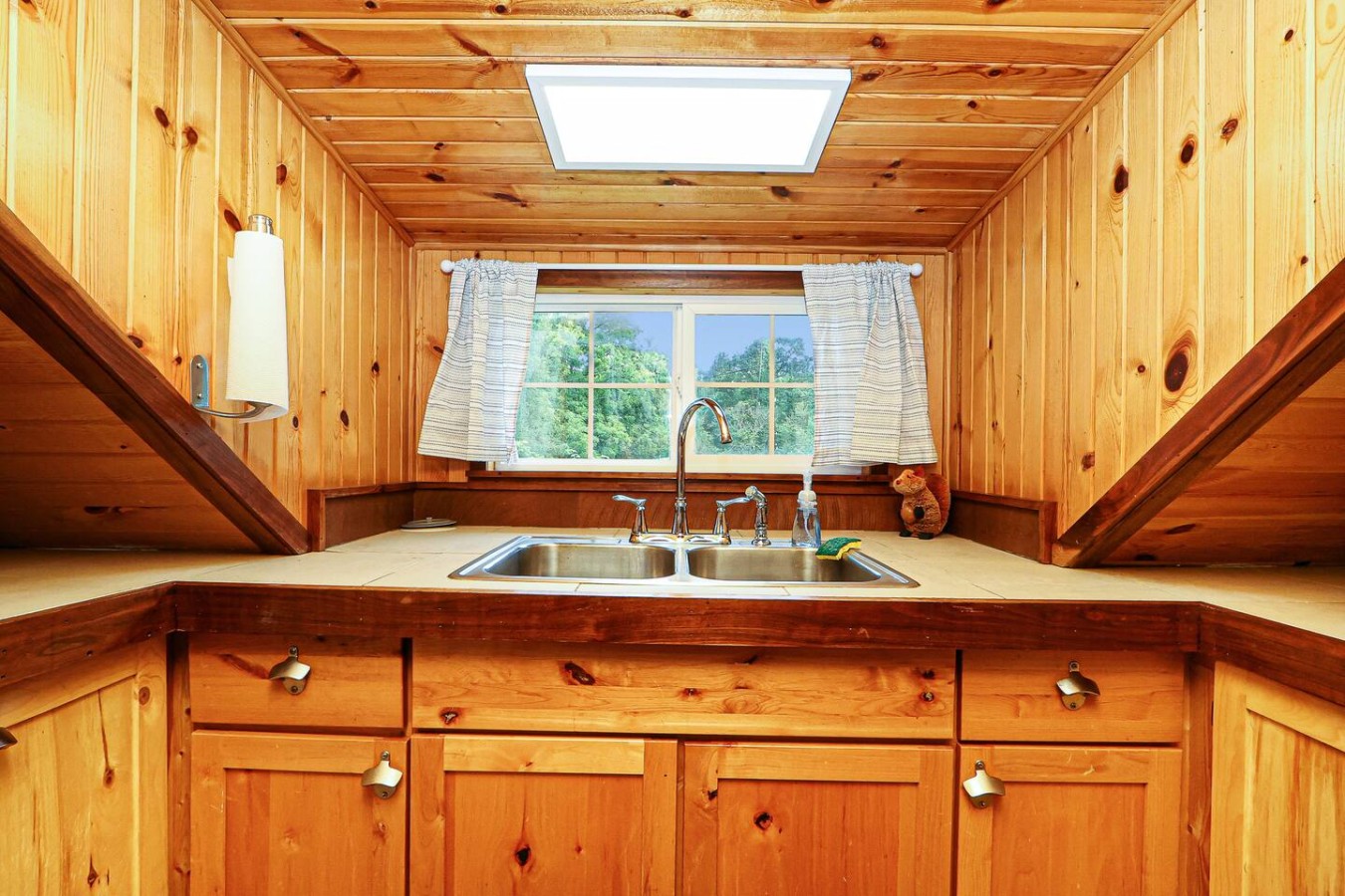 Unique Wood Loft Escape, Lake Views, 1BD/1BTH
