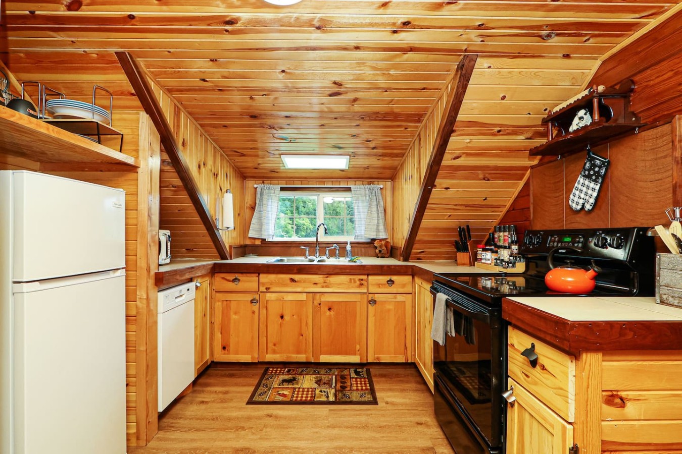 Unique Wood Loft Escape, Lake Views, 1BD/1BTH