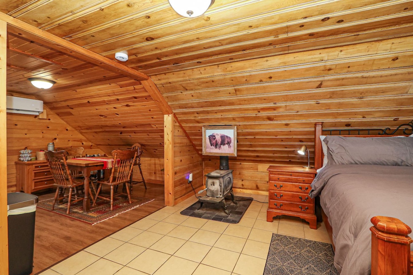 Unique Wood Loft Escape, Lake Views, 1BD/1BTH