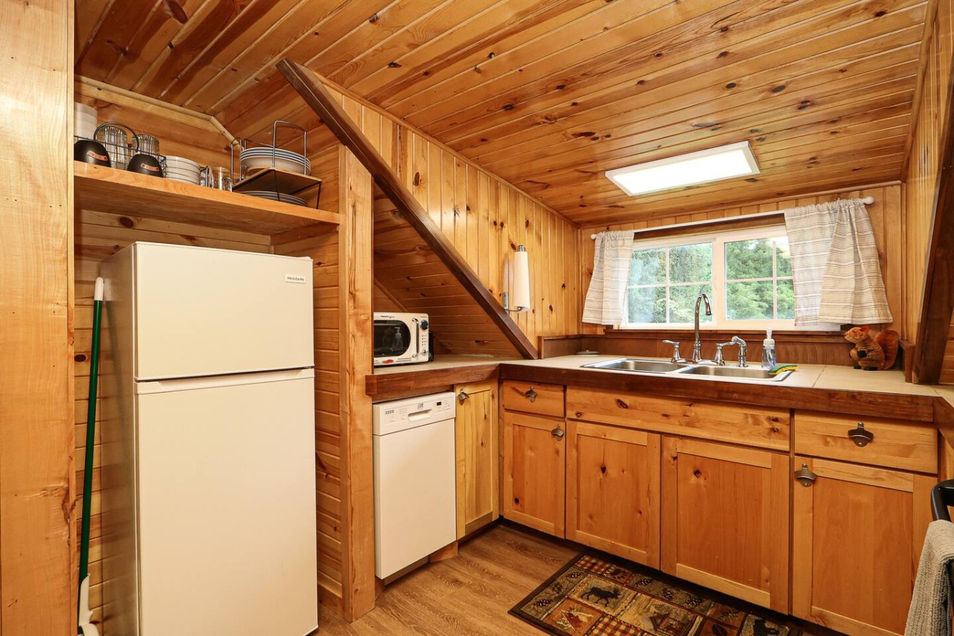 Unique Wood Loft Escape, Lake Views, 1BD/1BTH