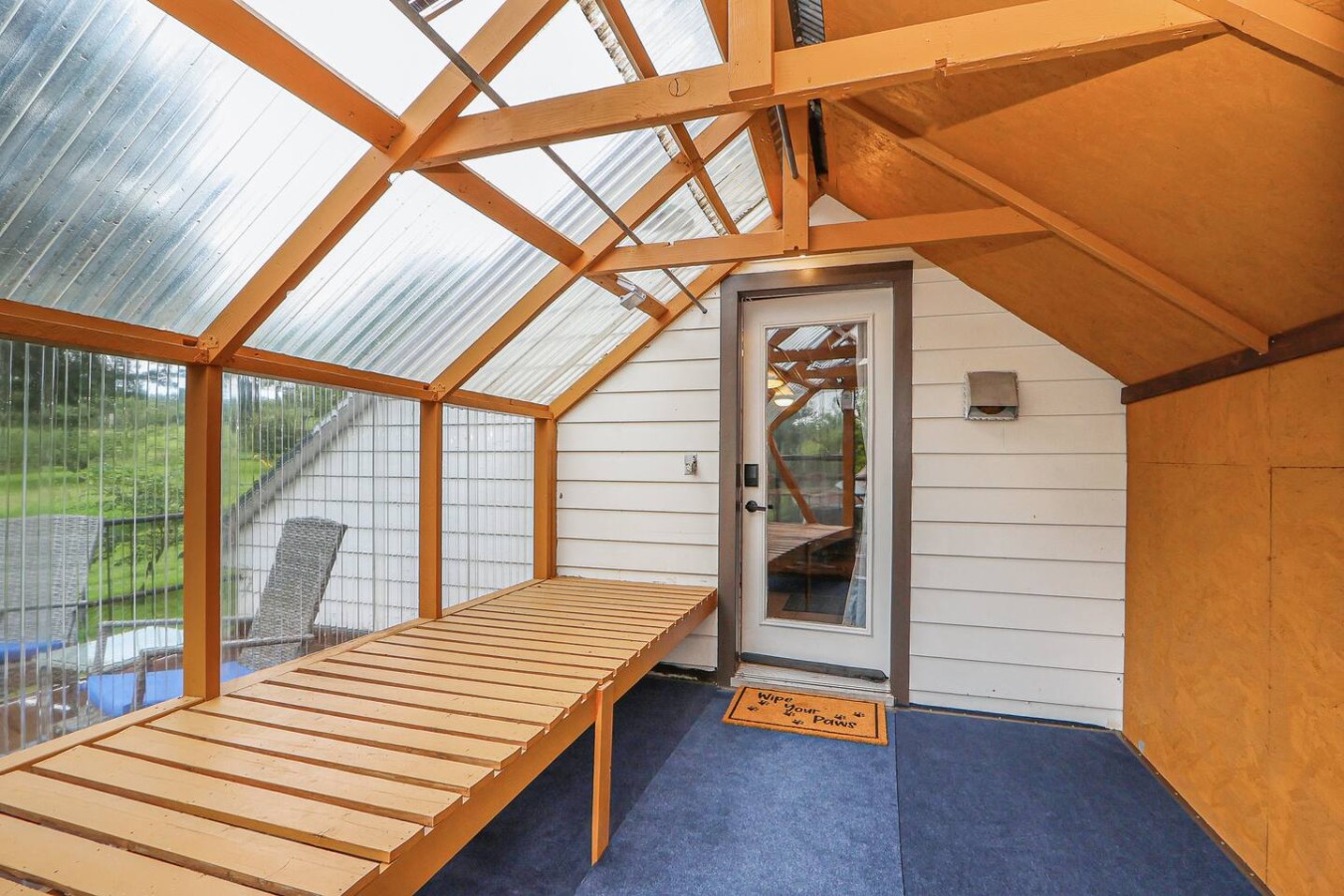 Unique Wood Loft Escape, Lake Views, 1BD/1BTH